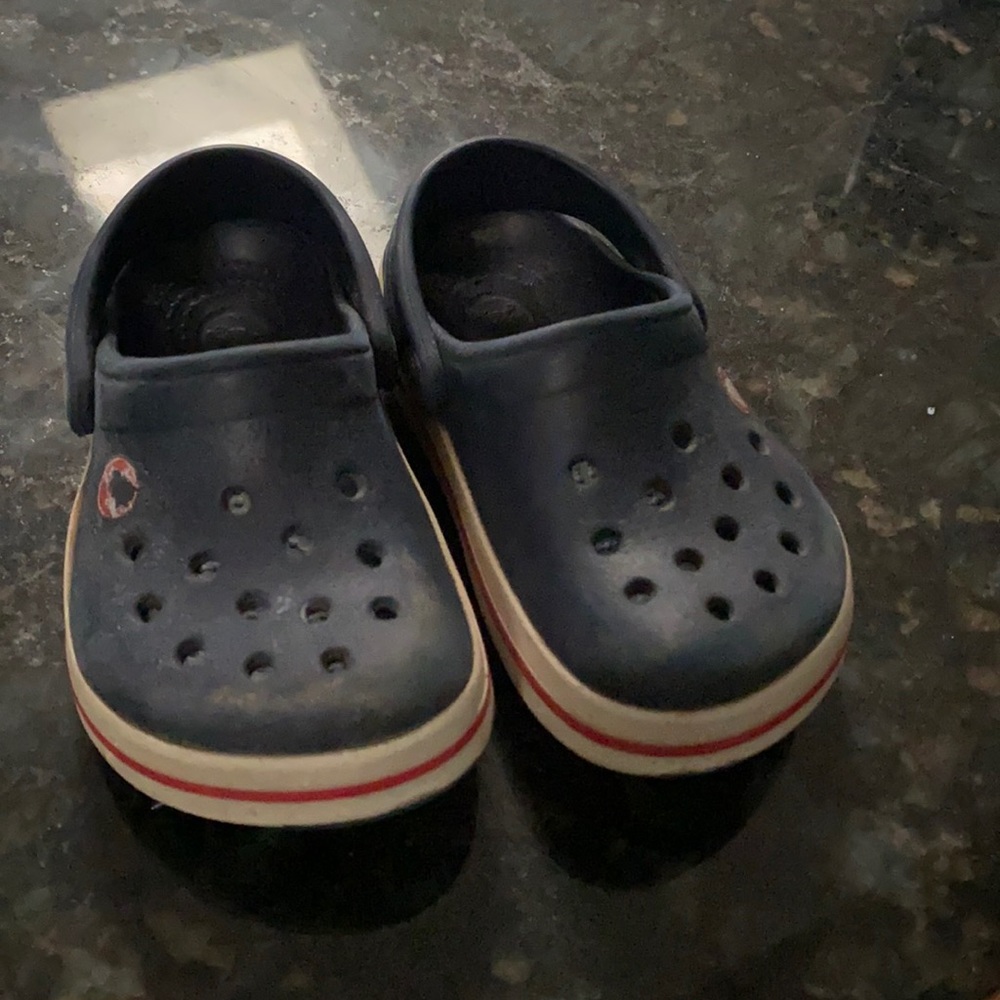 Used toddler crocs size 4/5 navy blue super cute